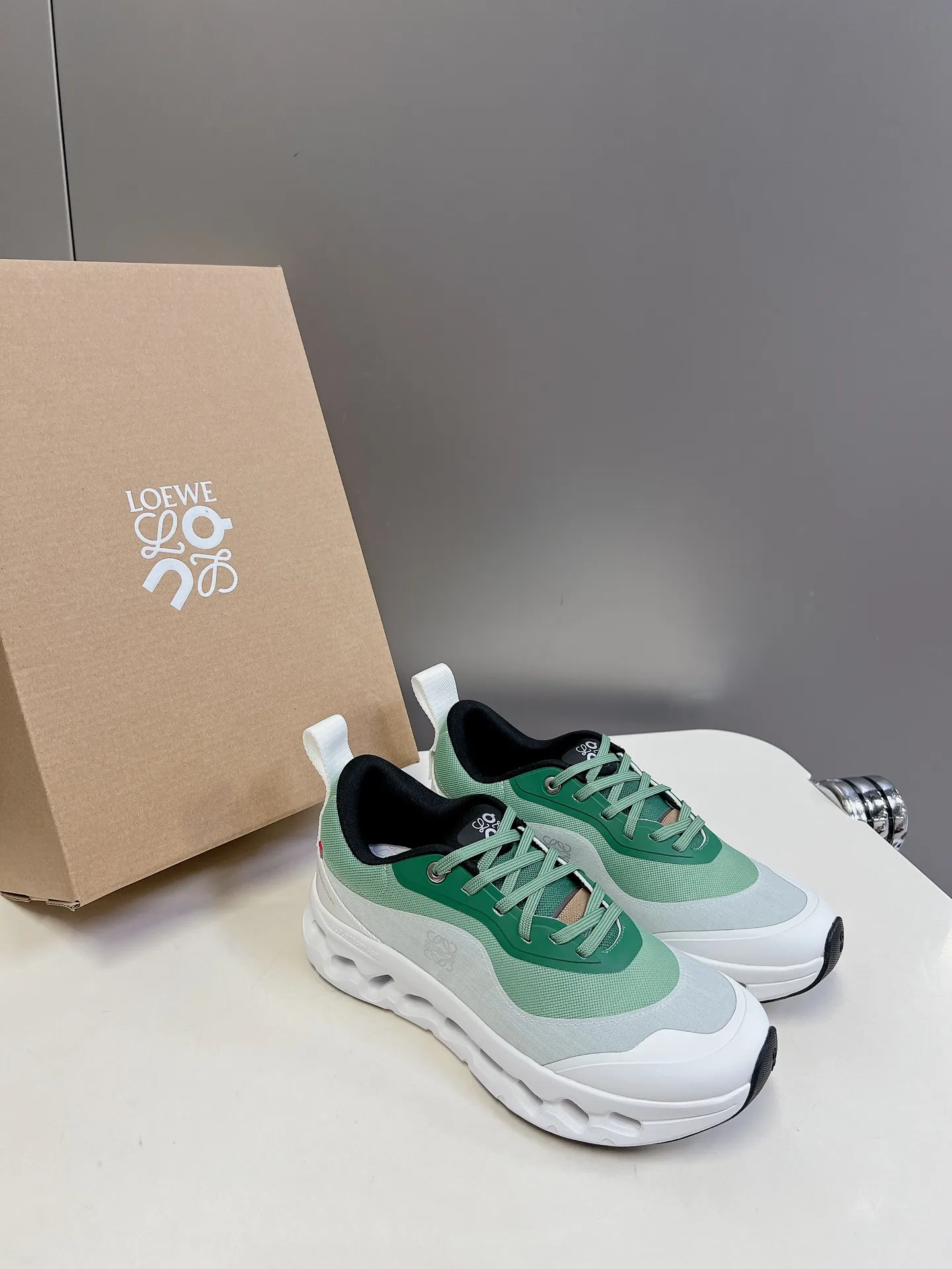 👟👟Ex-factory price 640👟👟 Loewe x on cioudtilt2.0 running shoes‼ ️Couple model Loewe Made from recycled polyester and mesh, it features an exclusive rubber sole with Loewe's classic logo printed on the side and full-coverage seam details. This cooperation combines ON's professional technology with Loewe's exquisite craftsmanship, and uses it in the production and design, specially designed for urban life and outdoor sports. Code number: 35-40, male 39-44